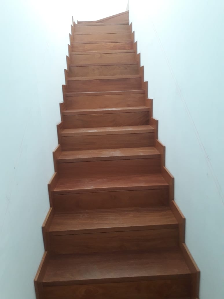 Escalera de madera instalada y barnizada por Decoranner en Lima