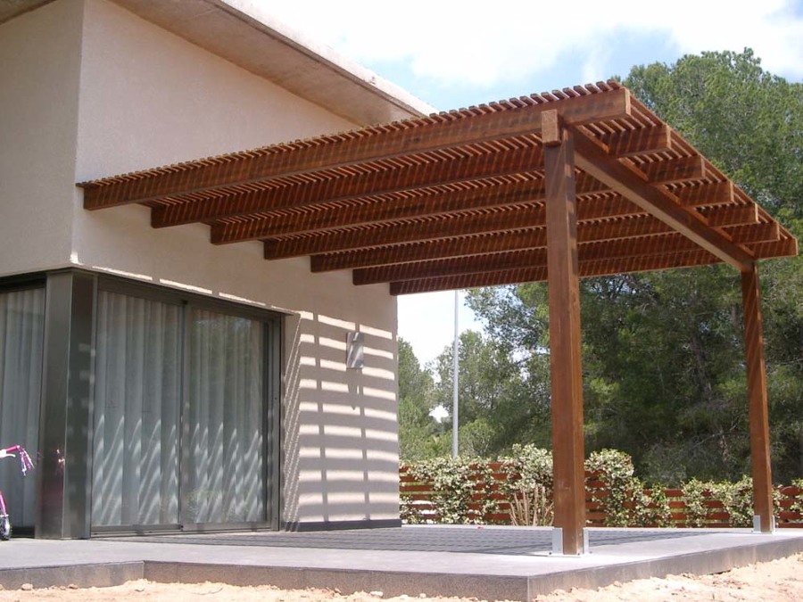 Pérgola y sol y sombra en madera