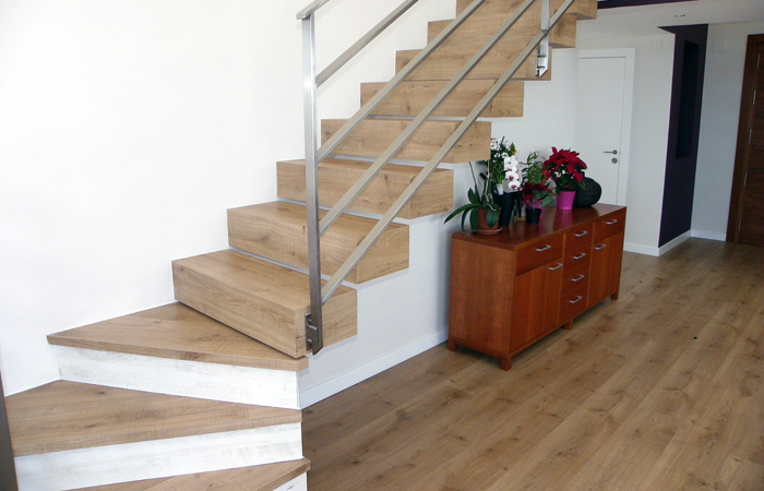 Escalera revestida en madera natural